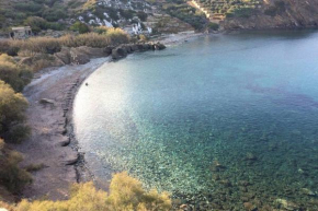 3 min from the beach-White&blue house in Apollon